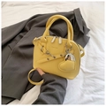 Sac à main jaune vif avec texture litchi et breloque en cœur dans un style bandoulière - Jaune