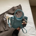 Morandi blauwe halve maan emmer tas van PU-leer met een schattige cartoon hanger - Blauw met Hanger
