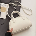 Sac bowling beige minimaliste en cuir grainé avec poignées rondes et garnitures argentées - Blanc Cassé - Sans Pendentif