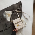 Borsa a tracolla beige minimalista per cellulare con ciondolo in peluche e metallo - Bianco con ciondolo