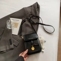 Borsa a tracolla nera in pelle PU con ciondolo dorato e portachiavi in peluche - Nero con ciondolo