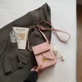 Borsa porta cellulare rosa in pelle con ciondolo dorato su giacca grigia - Rosa con ciondolo
