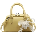 Borsa bowling gialla con trama litchi e ciondolo a cuore in pizzo e perle - Giallo Con Ciondolo a Cuore di Perla