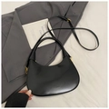 Elegante borsa a spalla a mezzaluna nera in ecopelle lucida con dettagli dorati - Nero