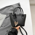 Schwarze Mini-Handtasche aus Kieselleder mit silbernem Herzanhänger und Schultergurt - Schwarz