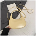Elegante borsa a mezzaluna beige con tracolla regolabile e finiture dorate di classe - Giallo
