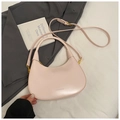 Borsa a mezzaluna rosa pallido con dettagli dorati e tracolla regolabile in ecopelle - Rosa