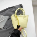 Gelbe Mini-Henkeltasche mit Litschi-Muster und schwarzem Herz-Anhänger - Gelb