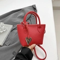 Rote Mini-Eimertasche aus Leder mit Herzanhänger und schmalem Schultergurt - Rot