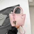 Rosa Mini-Shopper mit Litschi-Prägung, silbernem Herzanhänger und schmalem Gurt - Rosa