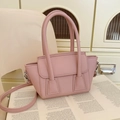 Borsa a tracolla rosa in ecopelle con trama litchi, manici e tracolla regolabile - Rosa