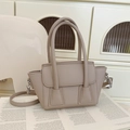 Borsa a secchiello a trapezio grigio elefante in pelle con manico e tracolla rimovibile - Cachi