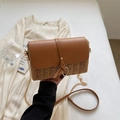 Sac bandoulière vintage en paille tressée avec rabat en cuir et chaîne dorée - Marron