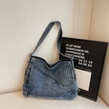 Chique blauwe denim tote tas met asymmetrische stiksels en retro metalen knopen - Lichtblauw