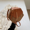 Schicke sechseckige Strohtasche mit braunem Lederriemen und goldenem Quastenanhänger - Braun