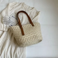 Bolso tote de paja beige con correas de cuero marrón sobre un vestido blanco - Blanco Roto
