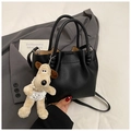 Borsa a secchiello nera trama litchi con chiusura increspata e ciondolo a cane carino - Stile Con Ciondolo / Nero con ciondolo