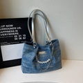 Sac cabas en jean bleu avec chaîne argentée, perles et élégantes bandoulières en cuir - Bleu Denim