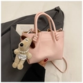 Borsa a secchiello rosa in pelle granata con ciondolo a cane e manico intrecciato - Stile Con Ciondolo / Rosa con ciondolo