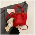 Borsa a secchiello rossa con trama litchi, doppi manici e ciondolo a forma di cane - Stile Con Ciondolo / Rosso con Pendente