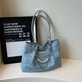 Sac fourre-tout bleu clair texturé avec bandoulières argentées et chaîne en perles - Bleu Ciel