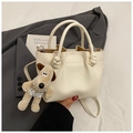 Secchiello beige a grana di litchi con manico annodato e ciondolo a cucciolo - Stile Con Ciondolo / Beige Con Ciondolo