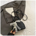 Chique zwarte leren schelptas met kanten strik en hartvormige parelhanger decoratie - Met Hanger / Zwart