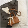 Bruine schelptas met litchi-nerf, kantstrik en witte parelhangers voor stijlvolle dames - Met Hanger / Bruin