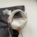 Weiße Hobo-Tasche aus Leder mit Lychee-Muster und braunem Seidentuch am Griff - Gebrochenes Weiß