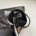 Minimalistische schwarze Lederhandtasche mit Lychee-Muster, Seidenschal und Silberverschluss - Schwarz