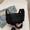 Bolso bandolera chic de nailon negro con correa ancha ajustable y cierre de hebilla grande - Negro