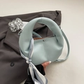 Hellblaue Shopper aus Leder mit elegantem Seidenschal-Detail am Tragegriff - Blau