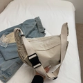 Bolso bandolera de nailon beige con correa ancha y hebilla de plástico negro - Blanco Roto