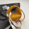 Hellgelbe Hobo-Tasche aus genarbtem Leder mit bedrucktem Seidenschal und Schultergurt - Ingwergelb