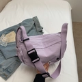 Bolso bandolera de nailon en color lila claro con correa ancha ajustable - Morado