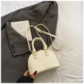 Chic beige lychee grain leather shell bag with adjustable strap and golden zipper - Without Pendant / White