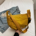 Bolso bandolera de nailon amarillo jengibre con correa ajustable y detalles de cremallera - Amarillo
