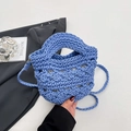 Sac seau fait main au crochet bleu Klein avec poignée supérieure et bandoulière tressée - Bleu
