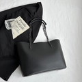 Bolso tote negro minimalista en cuero con asa de cadena para oficina y uso casual - Negro