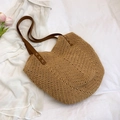 Große beige geflochtene Strohtasche mit braunen Ledergriffen und weißen Kreuzstichen - Khaki