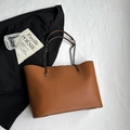 Bolso tote grande marrón minimalista con cadena de metal y correas de cuero - Amarillo