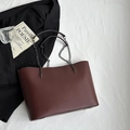 Bolso tote grande color burdeos con cadena de metal oscuro y acabado en cuero liso - Marrón