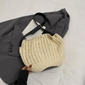 Bolso de hombro minimalista de ganchillo beige con detalles de correa de cuero negro - Beige