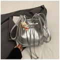 Borsa a secchiello metallizzata argento con coulisse e ciondolo a forma di coniglio, stile versatile - Argento (Con Pendaglio)