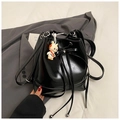 Borsa a secchiello nera minimalista con finitura lucida e ciondolo a forma di coniglio - Nero (con pendente)