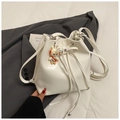 Zaino bianco a secchiello con ciondolo a cartone animato e dettaglio con fiocco a coulisse - Bianco (con pendente)