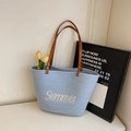 Blaue gewebte Tragetasche mit Summer-Stickerei und braunen Ledergriffen für den Sommer - Blau