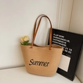 Beige Stroh-Tragetasche mit Summer-Stickerei und braunen Lederriemen in Variantenansicht - Khaki
