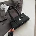 Elegante bolso de hombro negro con textura de lichi, cierre giratorio y correas finas - Negro
