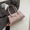 Bolso de hombro de piel lichi rosa empolvado con herrajes plateados sobre una chaqueta - Morado
